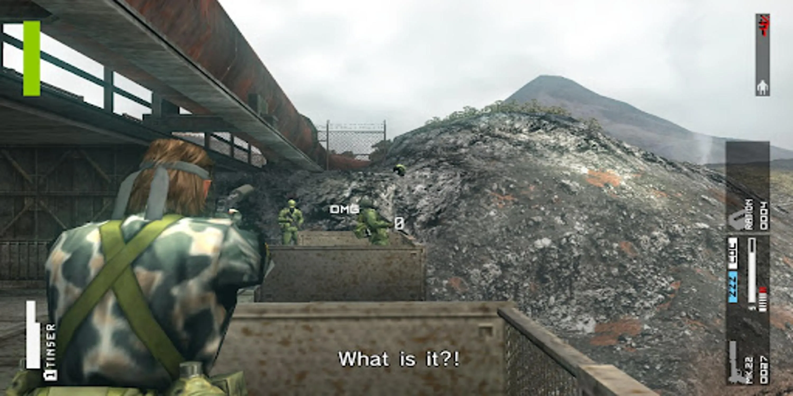 Big Boss khéo léo ẩn nấp, ngắm bắn kẻ thù trong nhiệm vụ lén lút của Metal Gear Solid Peace Walker trên PSP