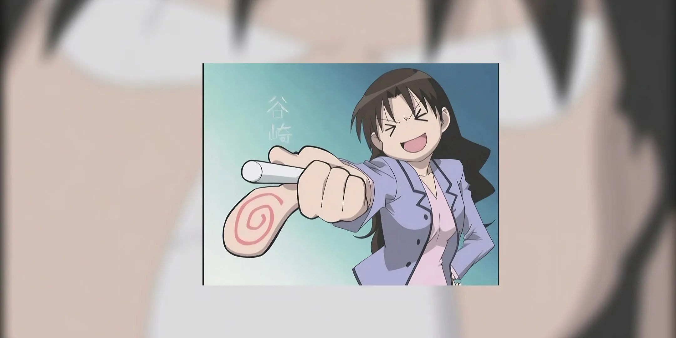 Cô giáo Yukari Tanizaki cầm phấn với nụ cười đặc trưng trong Azumanga Daioh.