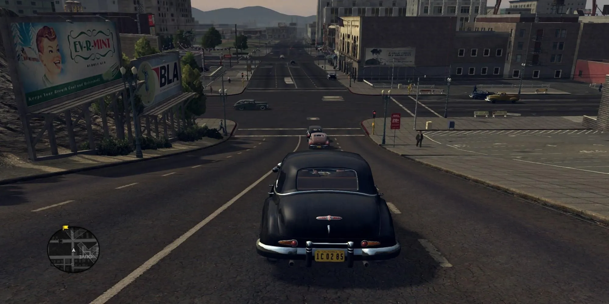 Cole Phelps lái xe ô tô cổ điển màu đen trên đường phố Los Angeles đầy hoài niệm trong L.A. Noire