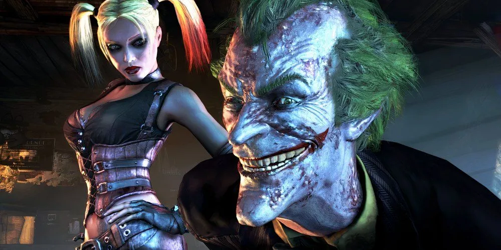 Joker ốm yếu mỉm cười và Harley Quinn bên cạnh trong Batman Arkham City