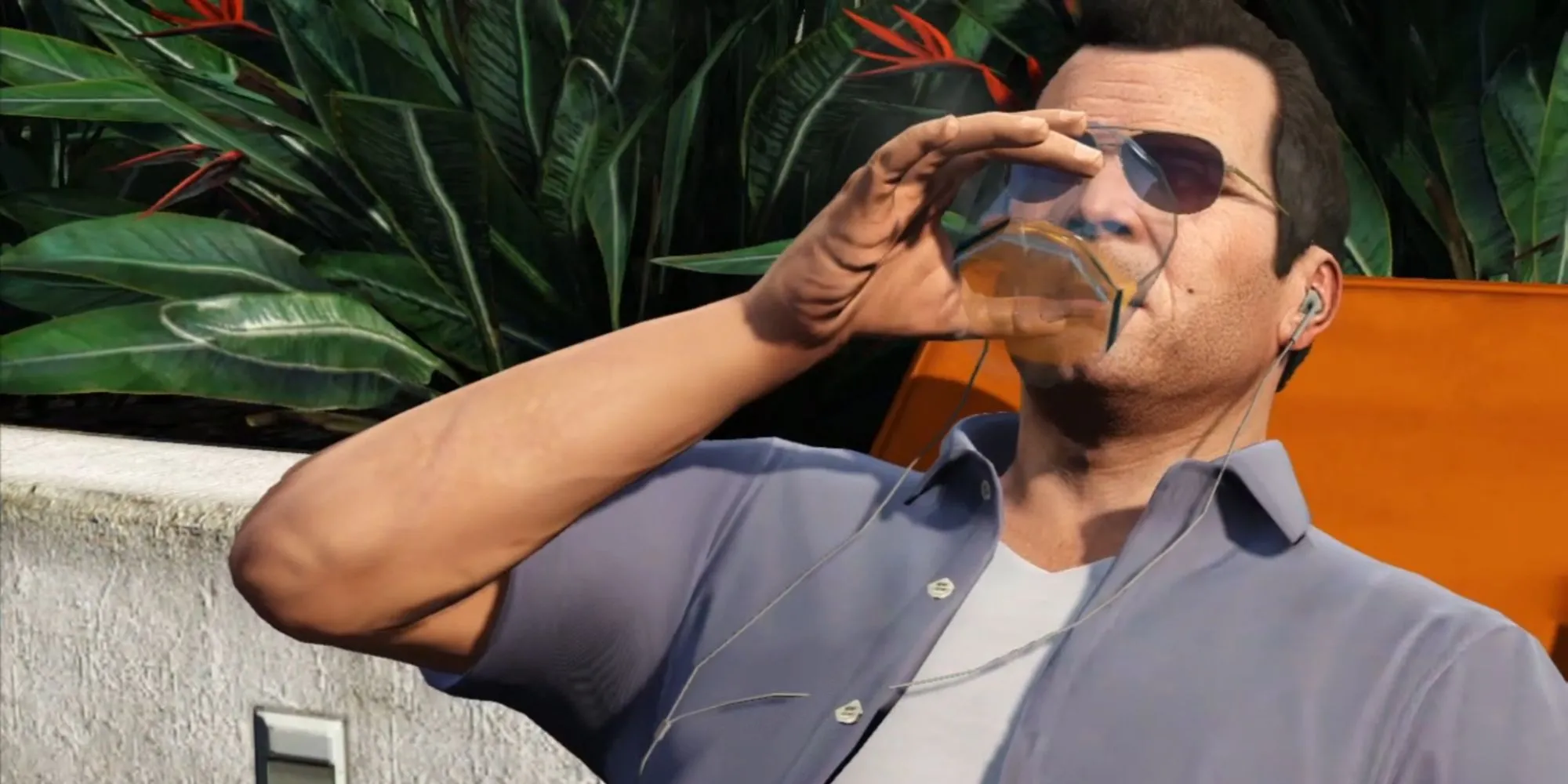 Michael trong Grand Theft Auto 5 đang uống nước bên hồ bơi