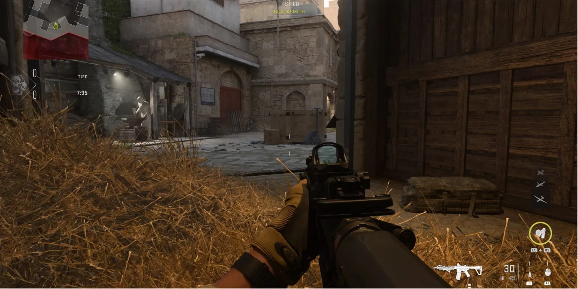 Một game thủ 'camp' nằm trong rơm tại cứ điểm Al Bagra Fortress trong Call of Duty: Modern Warfare 2.