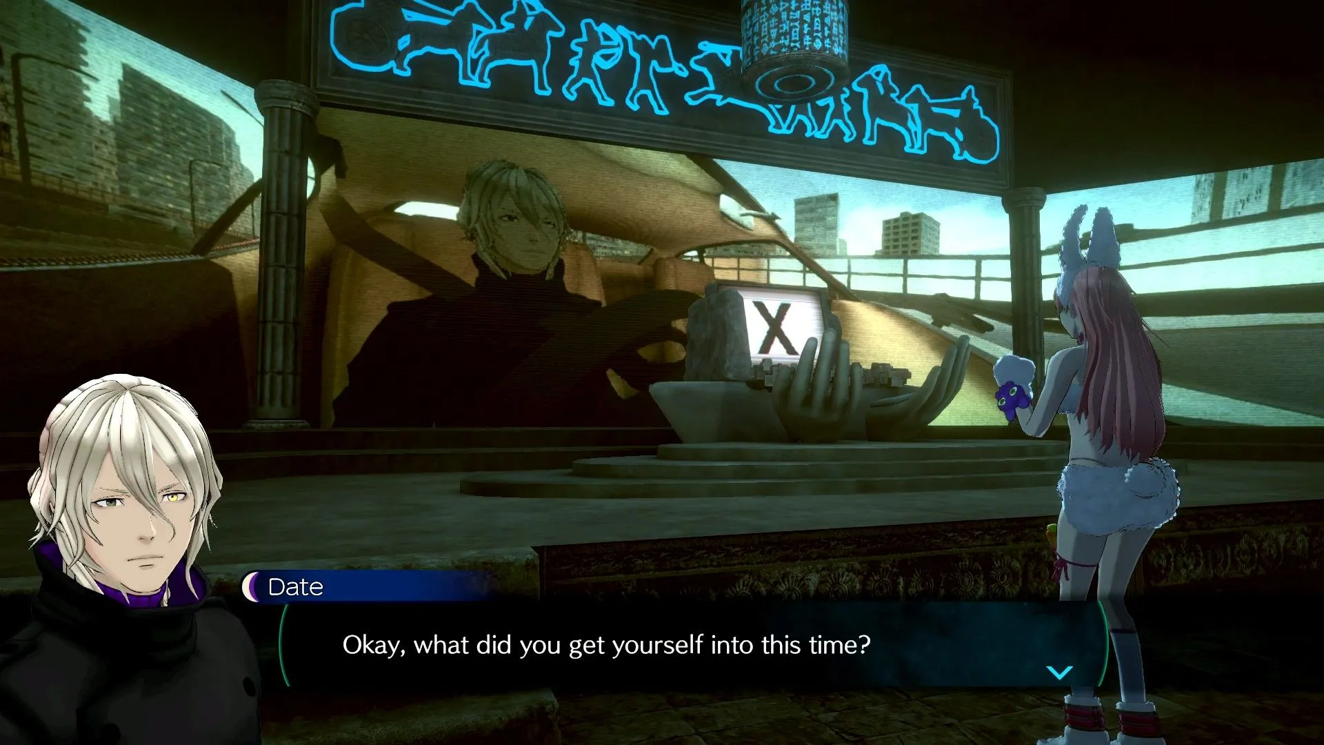 Một phân cảnh trong game No Sleep For Kaname Date, nơi Iris đang khám phá một phòng thoát hiểm kỳ lạ trên tàu vũ trụ ngoài hành tinh với các vật thể bí ẩn và ánh sáng xanh