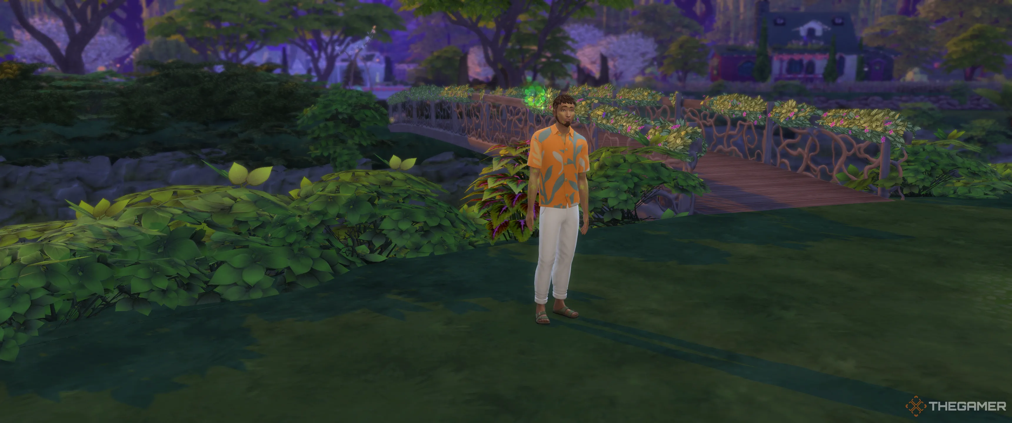 Sim mắc bệnh Nam Châm May Mắn đứng trong vườn trong The Sims 4 Enchanted By Nature