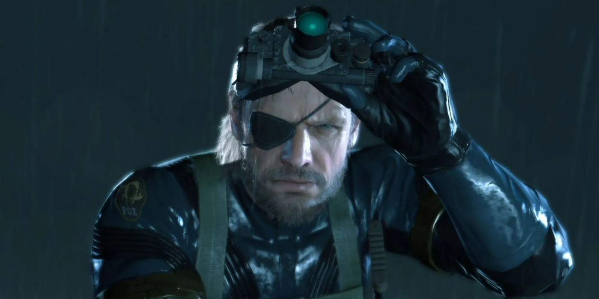 Solid Snake kéo kính nhìn vào ban đêm trong Metal Gear Solid Ground Zeroes