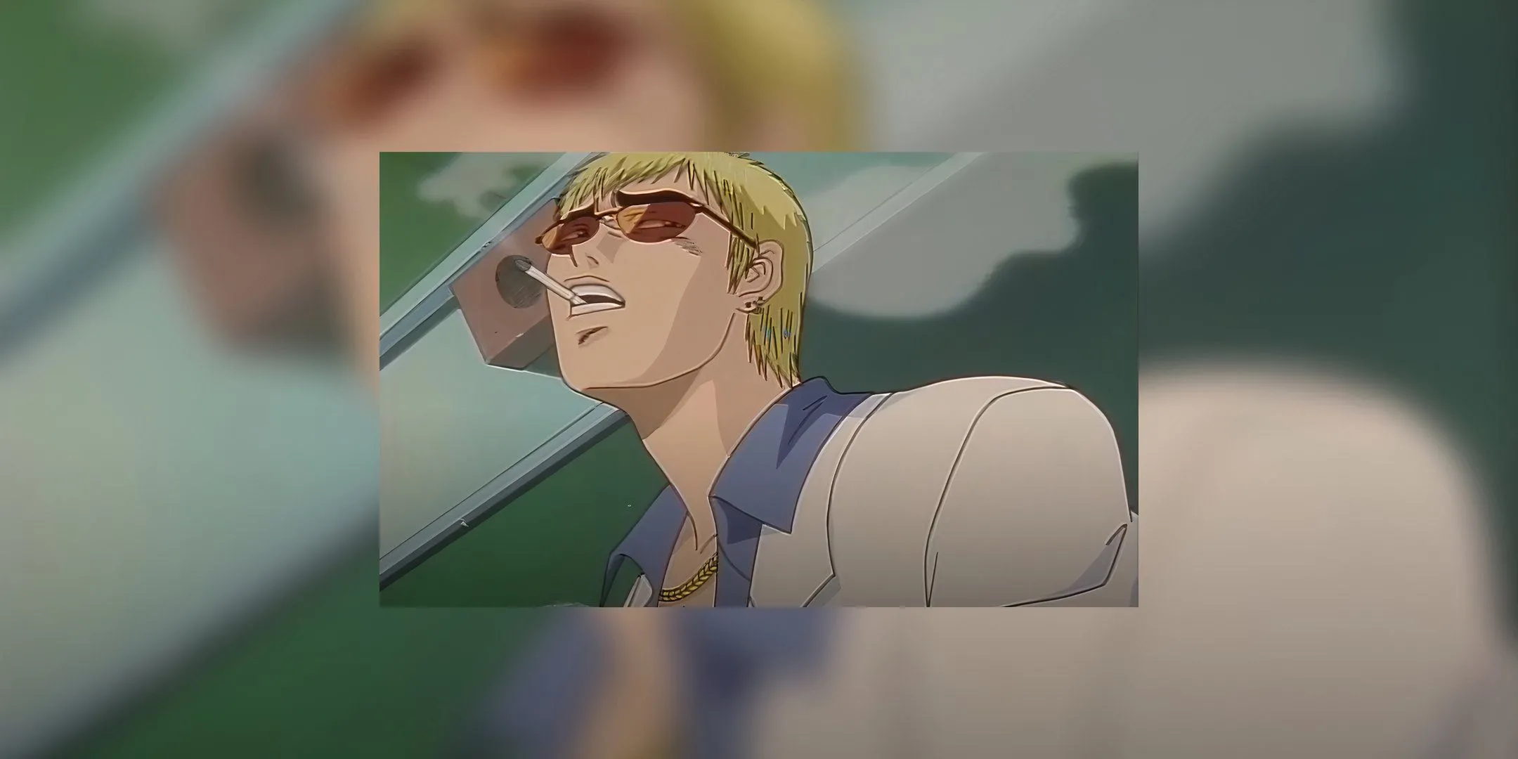 Thầy giáo Onizuka Eikichi hút thuốc lá với kính râm trong lớp học ở Great Teacher Onizuka.