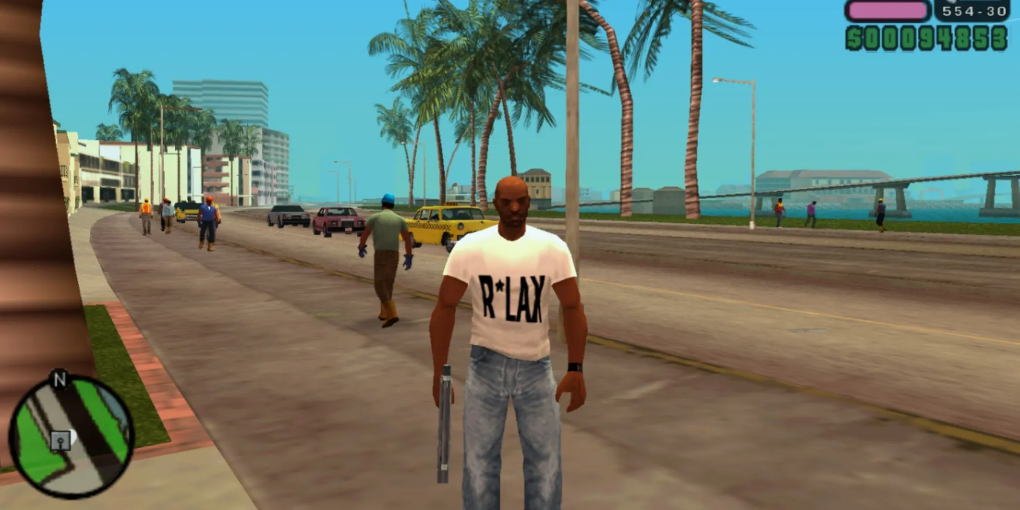 Victor Vance đứng giữa bãi biển Vice City rực rỡ nắng vàng, sẵn sàng cho những phi vụ đen tối trong GTA Vice City Stories trên PSP