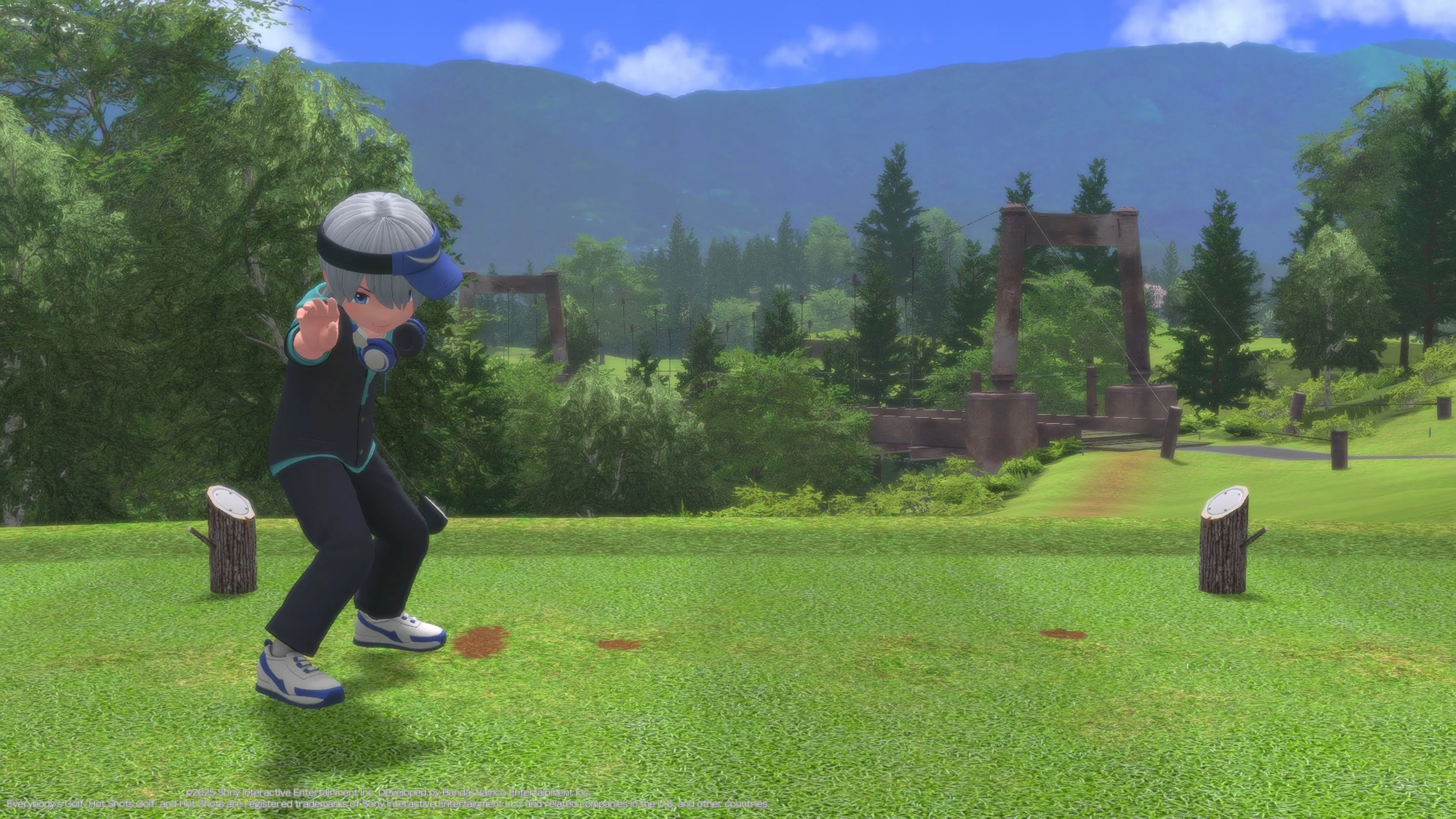 Cận cảnh một golfer trong Everybody's Golf Hot Shots đang biểu diễn cú đánh, nhưng những bình luận ồn ào từ nhân vật và đám đông làm giảm trải nghiệm tập trung của game thủ.