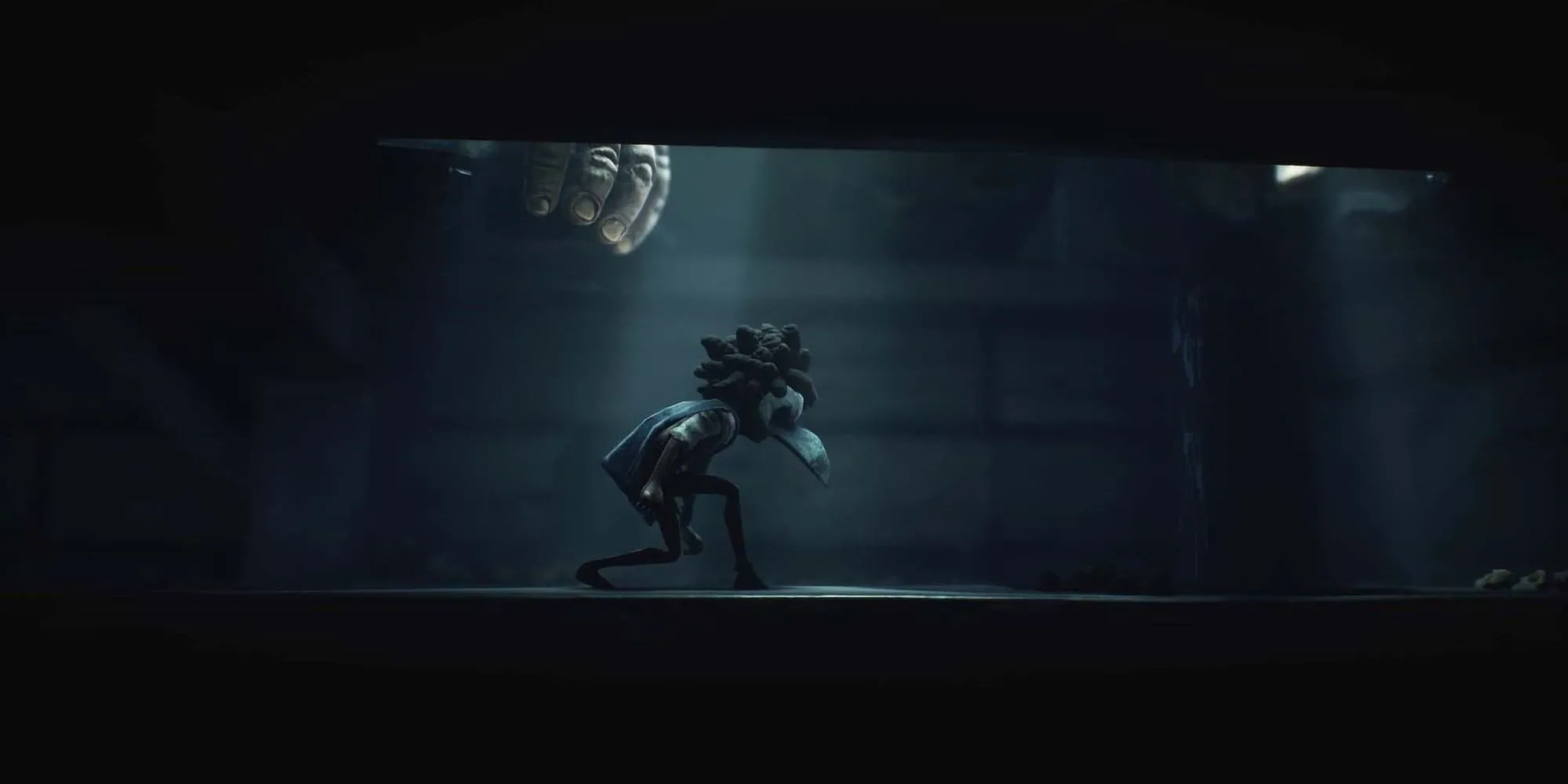 Hai nhân vật tí hon Low và Alone lẩn trốn quái vật khổng lồ trong thế giới vặn vẹo của Little Nightmares III, nỗi sợ bị săn đuổi
