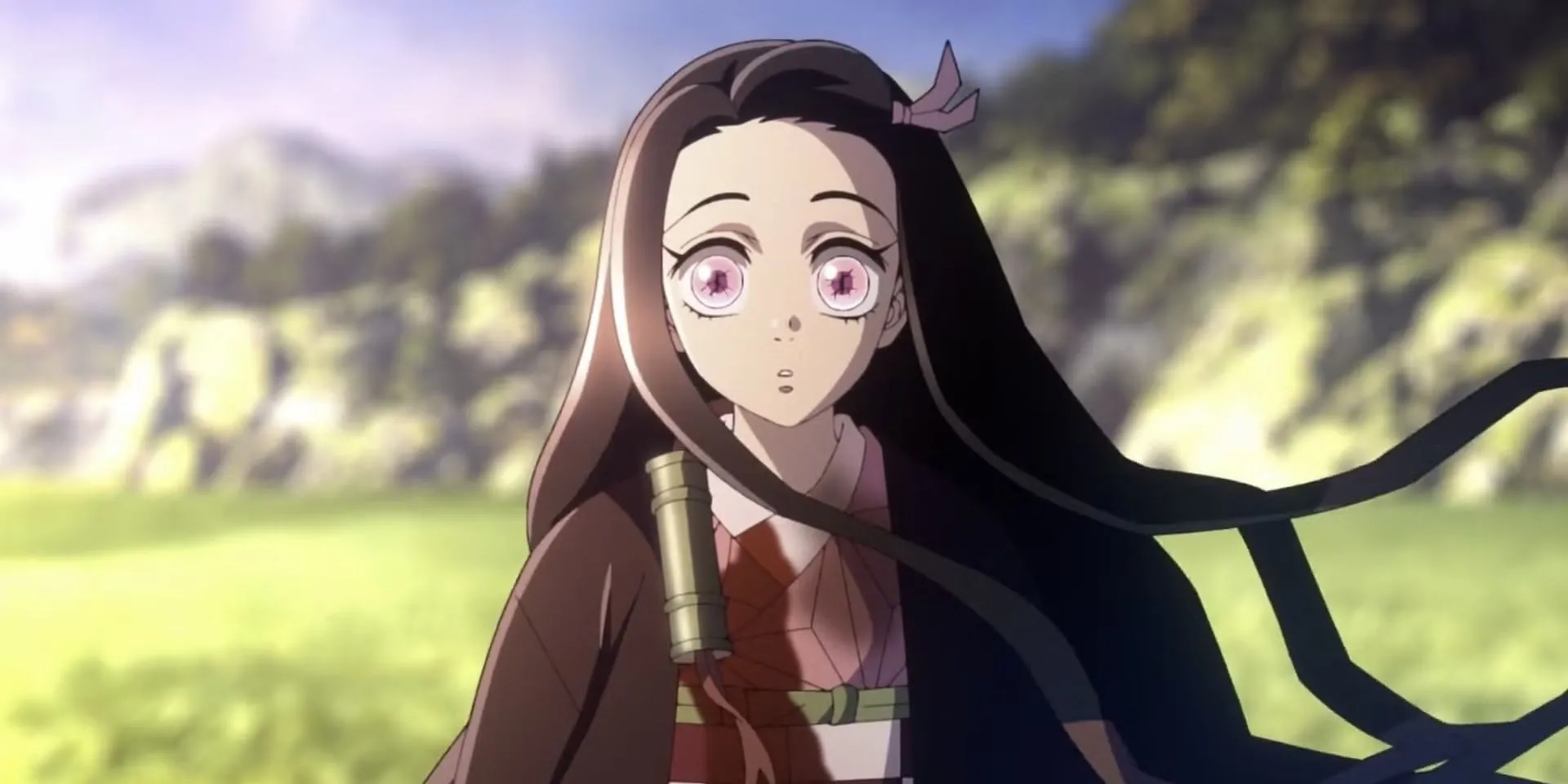 Nezuko ôm những đứa trẻ trong Arc Nhà Trống, dùng Huyết Quỷ Thuật giúp đỡ, nhưng bỏ qua nhu cầu nghỉ ngơi của bản thân