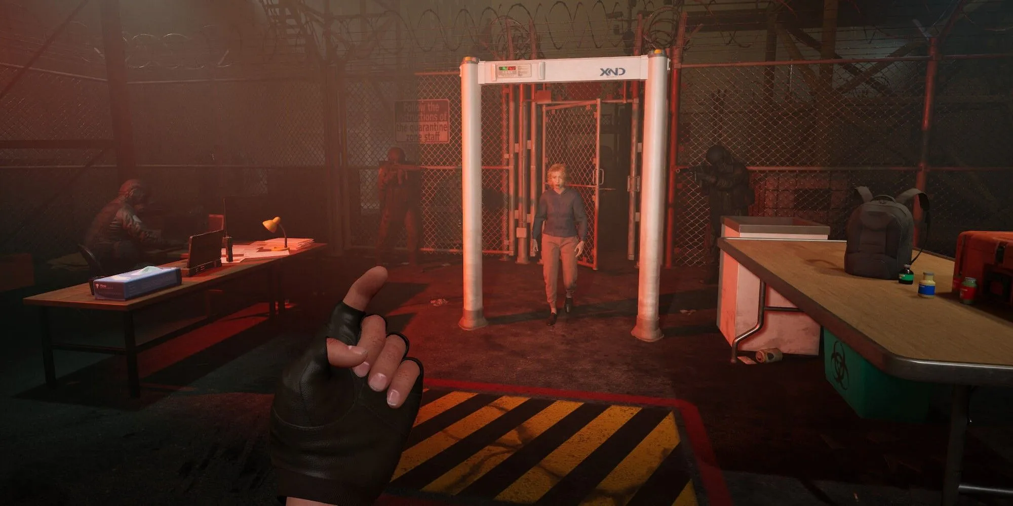 Người lính kiểm tra danh sách những người sống sót tại trạm kiểm soát Quarantine Zone The Last Check, gánh nặng quyết định sinh tử